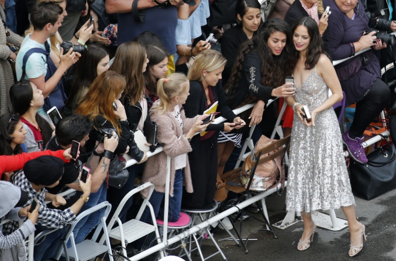 © Reuters. Atriz Berenice Bejo posa para selfie com fã no Festival de Cinema de Cannes