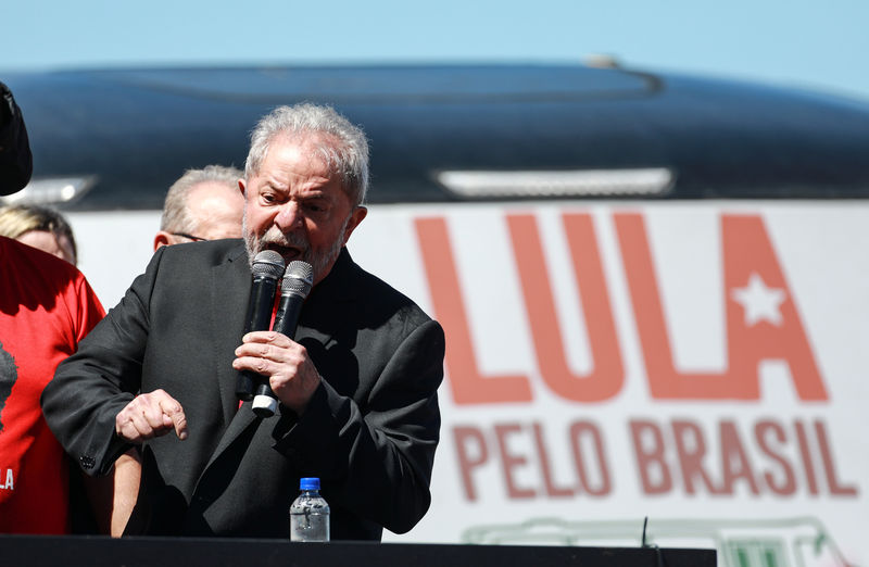 © Reuters. Ex-presidente Luiz Inácio Lula da Silva discursa em Santana do Livramento