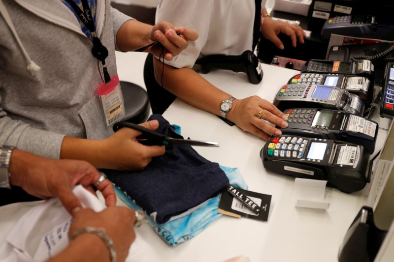 © Reuters. Máquinas de pagamento por cartão em loja