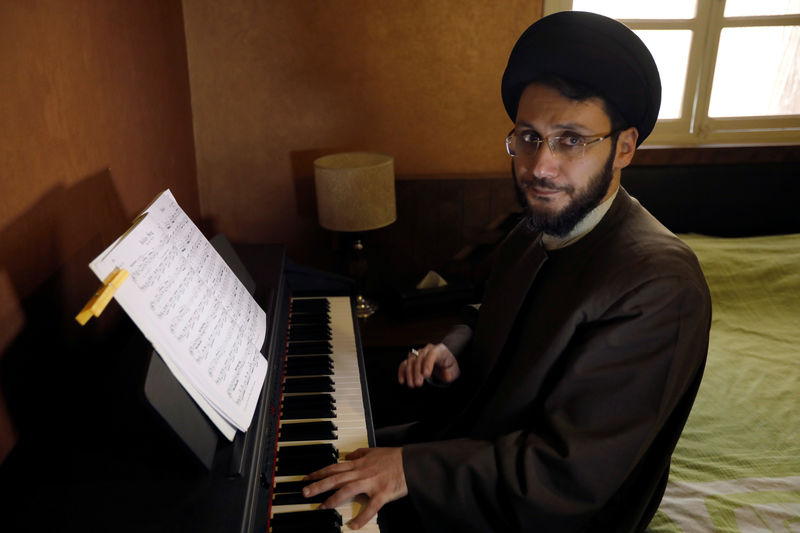 © Reuters. رجل دين شيعي لبناني يثير الجدل بسبب مقطع مصور له وهو يعزف البيانو