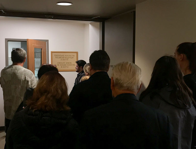 © Reuters. Several people crowd towards the door of the Consulate General of Russia in Seattle