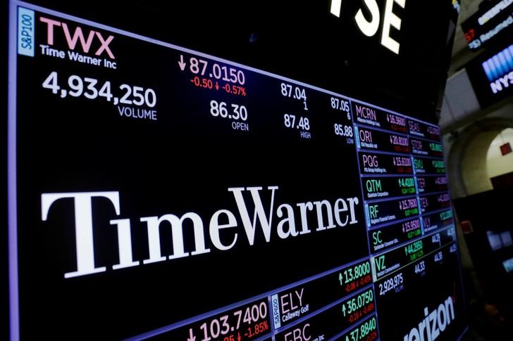 © Reuters. A screen shows the current price of Time Warner shares, above the floor of the New York Stock Exchange, shortly after the opening bell in New York