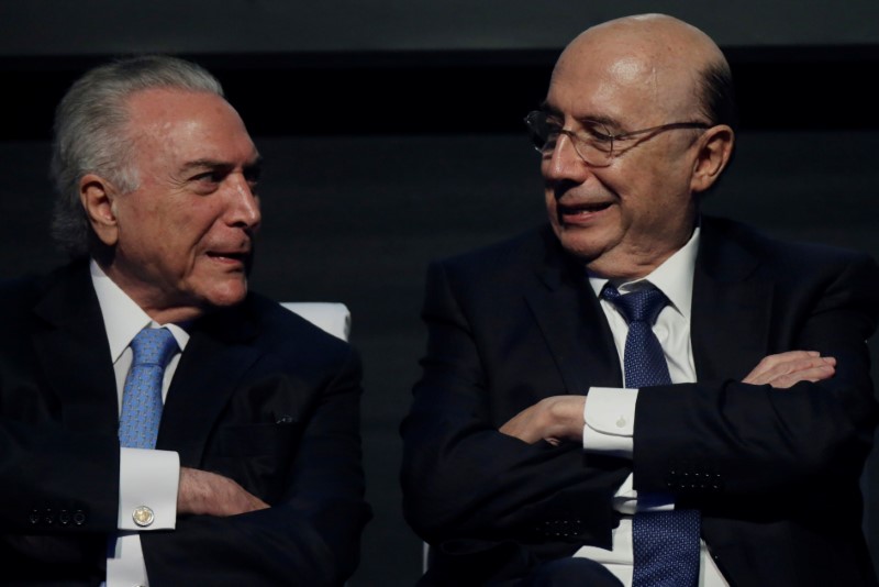 © Reuters. Temer conversa com Meirelles durante evento em Brasília