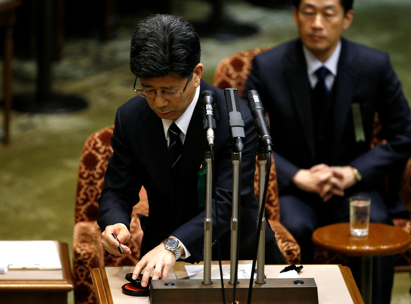 © Reuters. Former Japanese tax agency chief Nobuhisa Sagawa places a seal on an oath as he testifies at the upper house of parliament in Tokyo