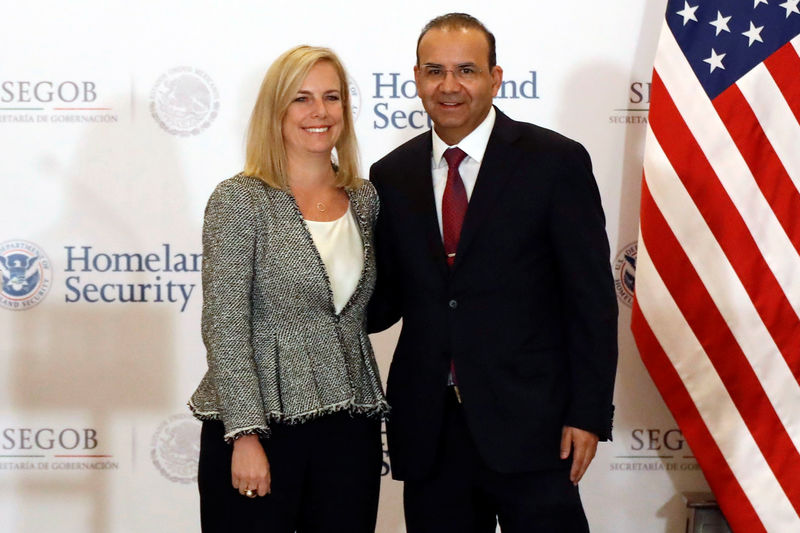 © Reuters. U.S. Homeland Security Secretary Kirstjen Nielsen and Mexico's Interior Minister Alfonso Navarrete Prida pose for a picture after delivering a joint message in Mexico City