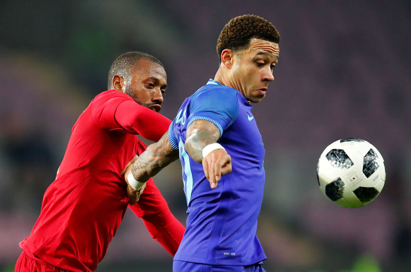 © Reuters. Manuel Fernandes de Portugal disputa el balón con Memphis Depay de Holanda durante su duelo amistoso disputado en el Stade de Geneve, Ginebra, Suiza