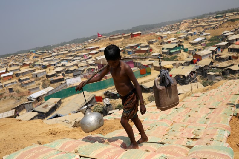 © Reuters. وزير: بنجلادش لا تتوقع الكثير من المانحين الأجانب لنقل الروهينجا