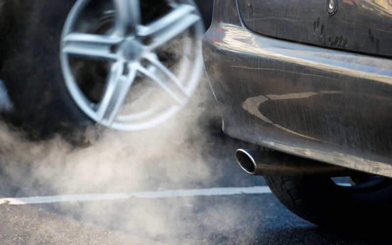 © Reuters. FILE PHOTO: An exhaust pipe of a car is pictured on a street in a Berlin