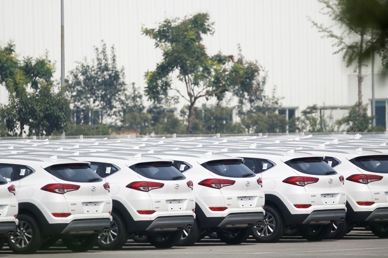 © Reuters. Carros são vistos estacionados em Pequim, na China