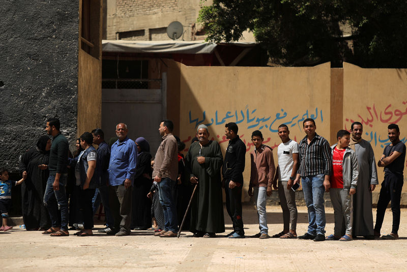 © Reuters. أحياء فقيرة بالقاهرة لا تعبأ كثيرا بانتخابات الرئاسة