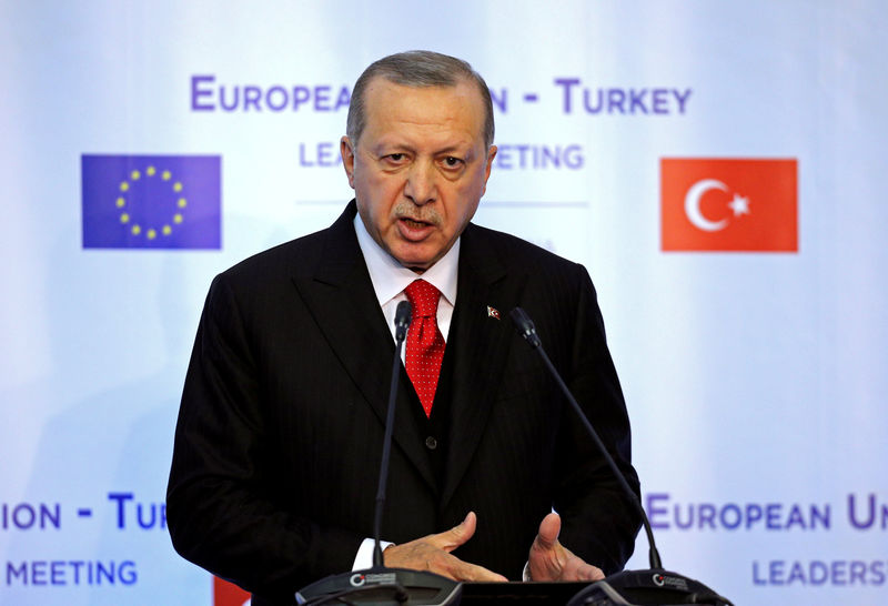 © Reuters. Turkish President Tayyip Erdogan attends a news conference at Euxinograd residence, near Varna