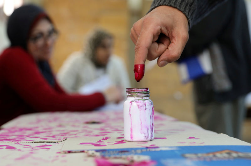 © Reuters. Eleitora tem dedo marcado com tinta em local de votação da eleição presidencial do Egito em Alexandria