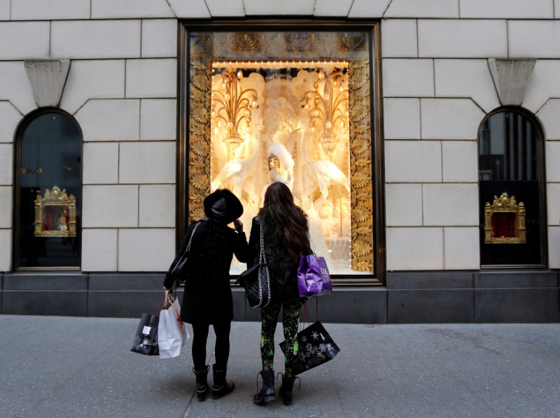 © Reuters. Holiday shoppers look at store windows at Henri Bendel store on 5th Avenue in New York