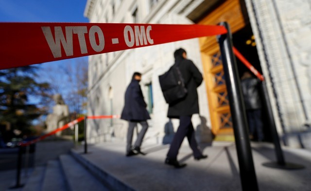 © Reuters. Delegates arrive at the World Trade Organization (WTO) headquarters in Geneva