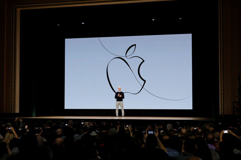 © Reuters. Cook, CEO of Apple Inc., takes part in education-focused event in Chicago