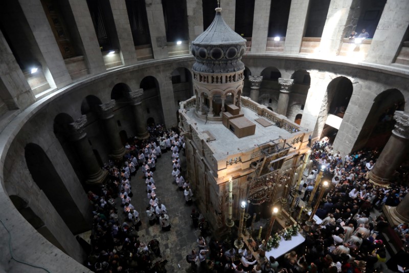 © Reuters. مسيحيو غزة يقولون إنهم لم يحصلوا بعد على تصاريح لزيارة القدس في عيد القيامة