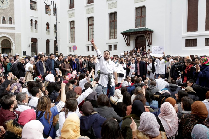 © Reuters. انضمام مزيد من الأطباء والمعلمين الجزائريين إلى إضراب بشأن الأجور