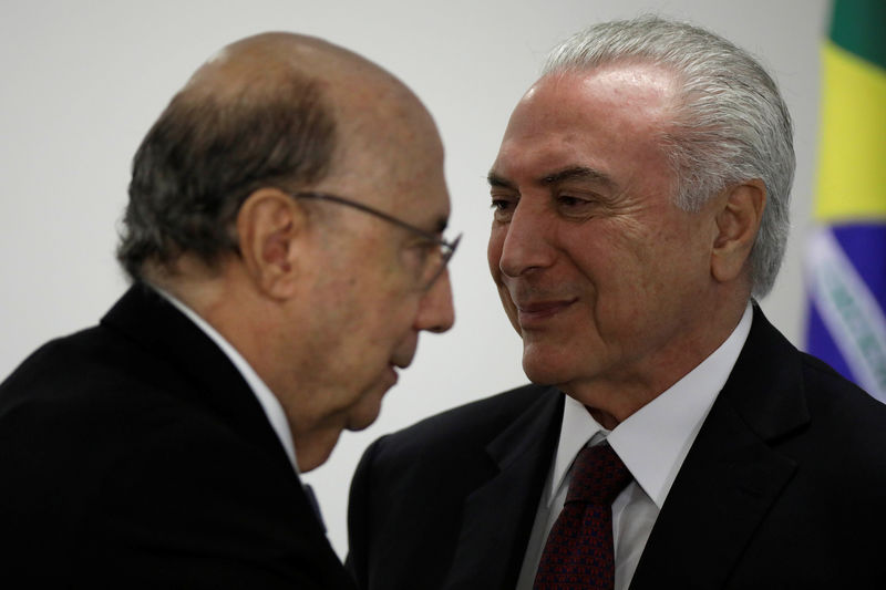 © Reuters. Presidente Michel Temer e ministro da Fazenda, Henrique Meirelles durante evento em Brasília