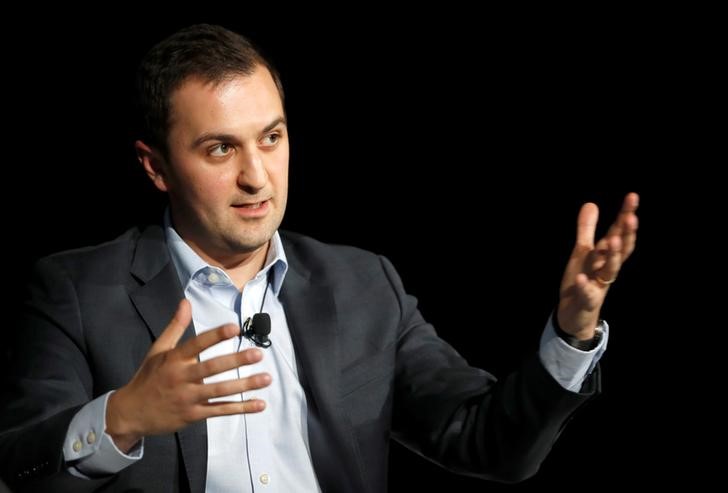 © Reuters. FILE PHOTO - Lyft co-founder and president John Zimmer speaks at a Leaders in Technology dinner during the 2018 CES in Las Vegas