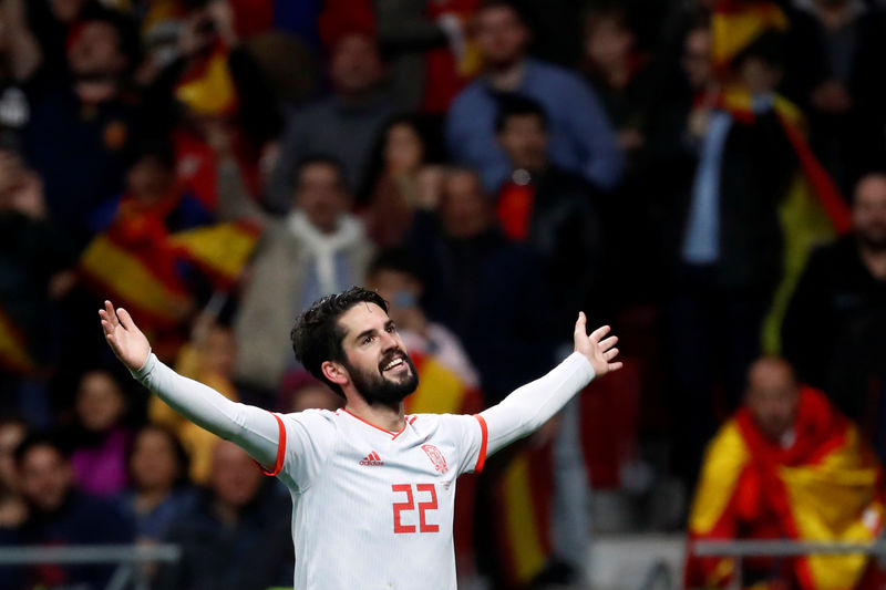 © Reuters. إسبانيا تسحق الأرجنتين 6-1 وإيسكو يسجل ثلاثية
