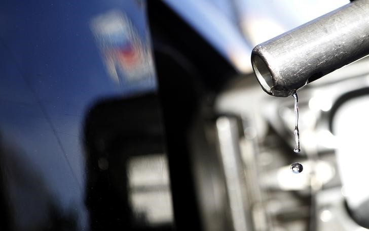 © Reuters. FILE PHOTO - Gasoline drips off a nozzle during refueling at a gas station in Altadena