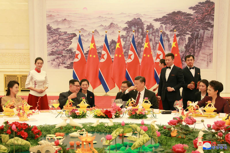 © Reuters. North Korean leader Kim Jong Un and wife Ri Sol Ju, and Chinese President Xi Jinping and wife Peng Liyuan toast each other