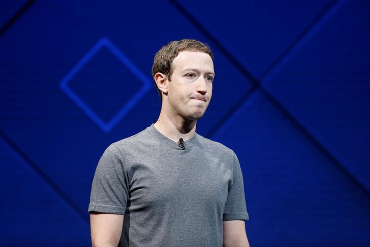 © Reuters. El fundador y CEO de Facebook, Mark Zuckerberg, habla en el escenario durante la conferencia anual de desarrolladores de Facebook en San José, California. Imagen de archivo