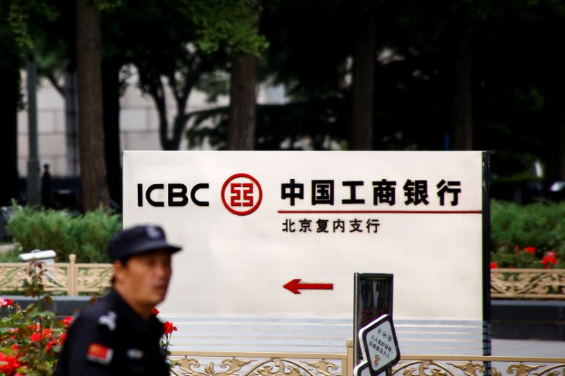 © Reuters. A security guard sits on front of the headquarters of the ICBC bank in Beijing