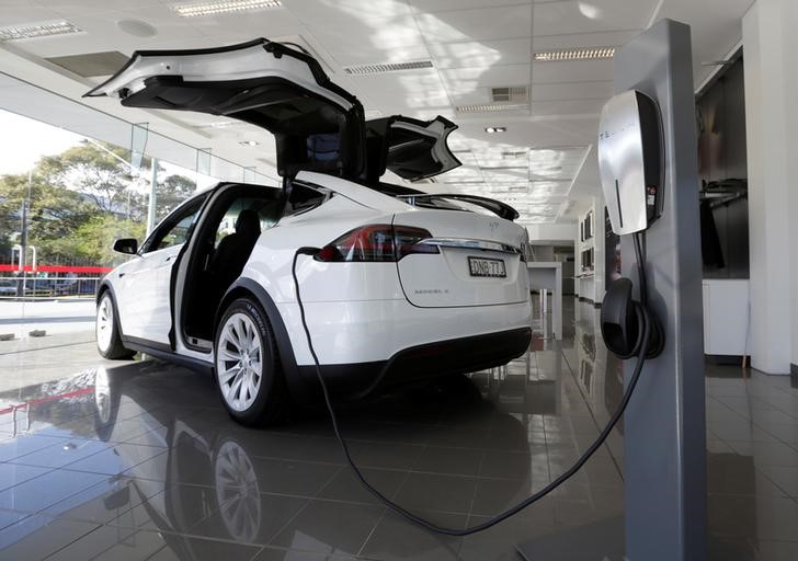 © Reuters. EEUU abre una investigación sobre el accidente e incendio de un vehículo Tesla en California