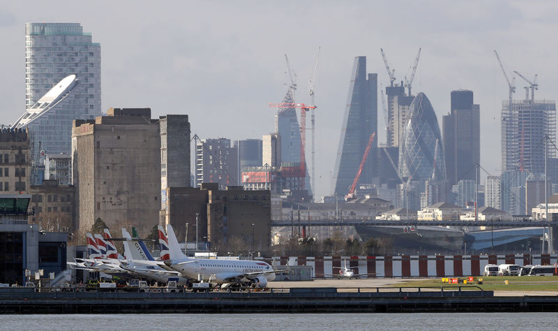 © Reuters. FILE PHOTO: Passenger jets stand on the runway of London City Airport, in London