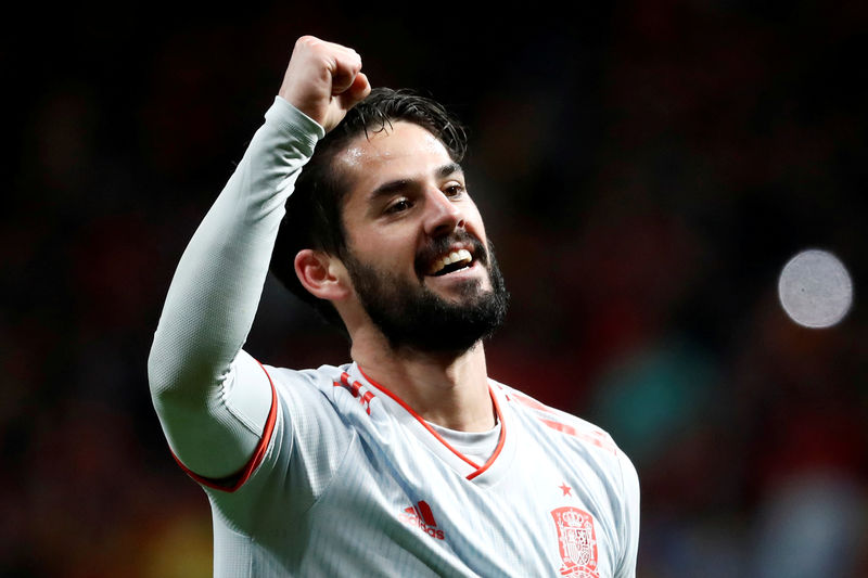 © Reuters. Isco lamenta no jugar más en el Madrid tras brillar con España