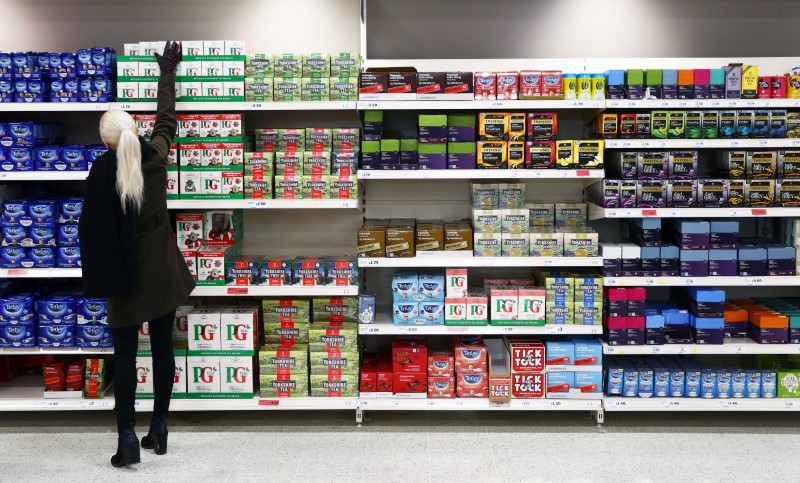 © Reuters. FILE PHOTO - A shopper reaches for a box of tea in a supermarket in London