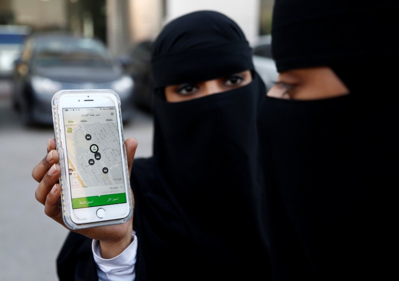 © Reuters. Saudi woman shows the Careem app on her mobile phone in Riyadh