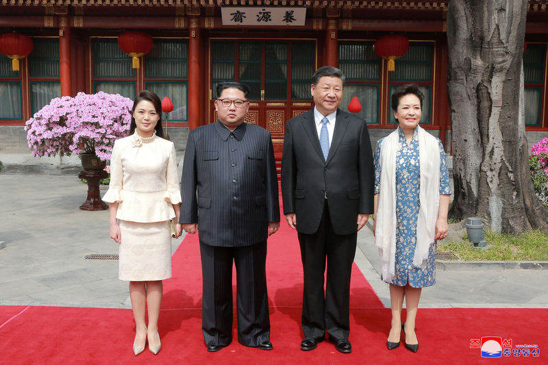 © Reuters. Líder norte-coreano, Kim Jong Un, e a mulher, Ri Sol Ju, ao lado do presidente chinês, Xi Jinping, e a mulher, Peng Liyuan, em Pequim