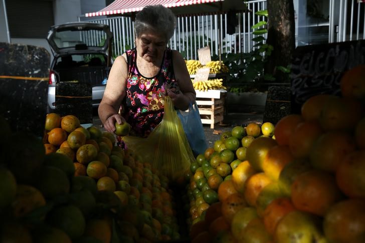 © Reuters. Consumidora escolhe laranjas em feira no Rio de Janeiro