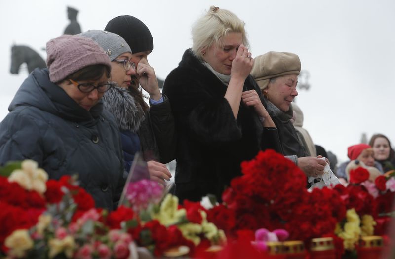 © Reuters. Enterro de vítimas de incêndio em shopping na Rússia