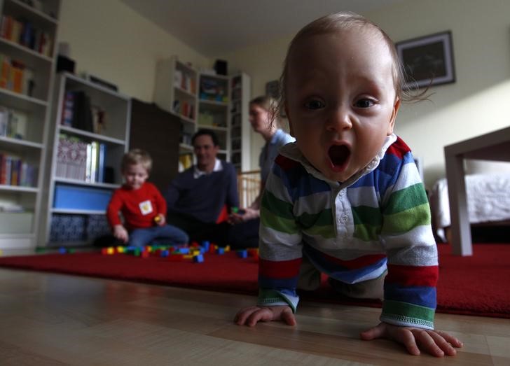 © Reuters. La economía, los incentivos y la inmigración impulsan un baby boom en Alemania