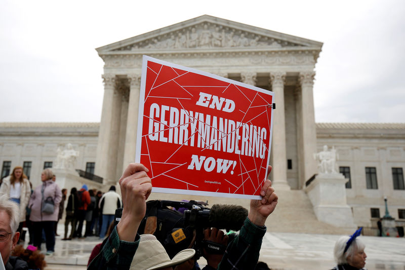 © Reuters. Demonstrators rally in front of the Supreme court before oral arguments on Benisek v. Lamone in Washington