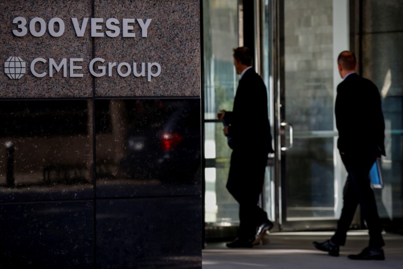 © Reuters. Men enter the CME Group offices in New York