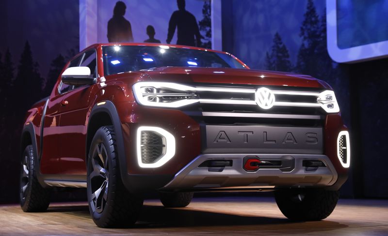 © Reuters. The 2019 Volkswagen Atlas pickup truck is presented at the New York Auto Show in New York