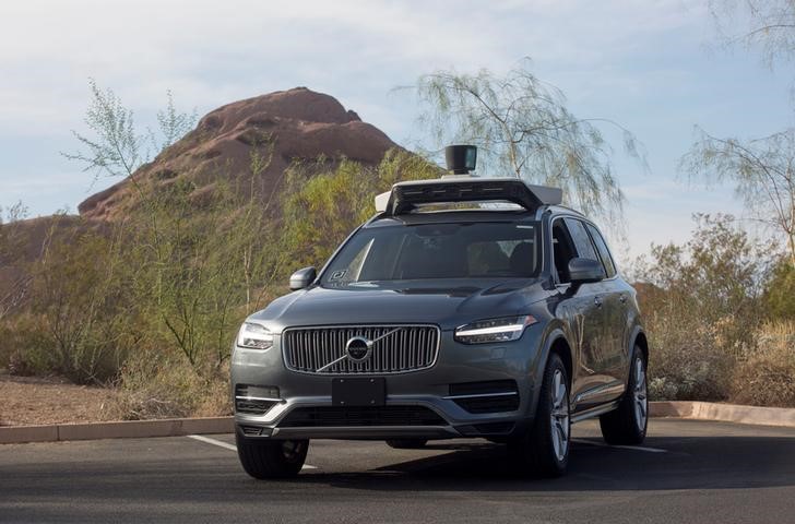 © Reuters. Veículo Volvo com direação autônoma, comprado por Uber, em um estacionamento no Arizona