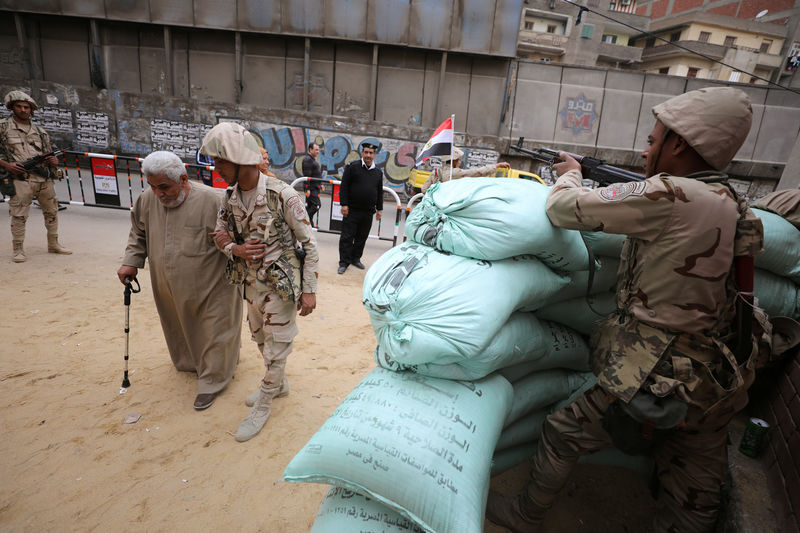 © Reuters. مصر تمدد التصويت في انتخابات الرئاسة ساعة