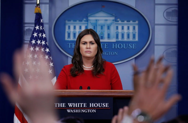 © Reuters. Porta-voz da Casa Branca Sarah Huckabee fala a jornalistas em Washington