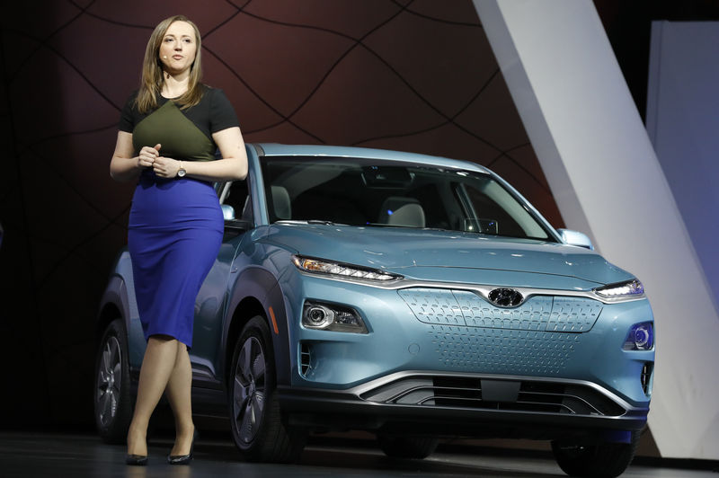 © Reuters. Hyundai's Edwards speaks next to 2019 Hyundai Kona Electric vehicle at the New York Auto Show in New York