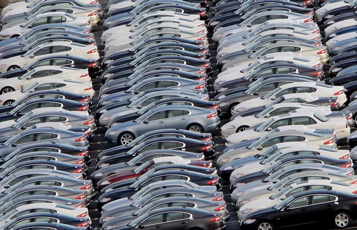 © Reuters. FILE PHOTO - Jaguar cars are seen parked in rows at the Castle Bromwich plant in Birmingham, central England