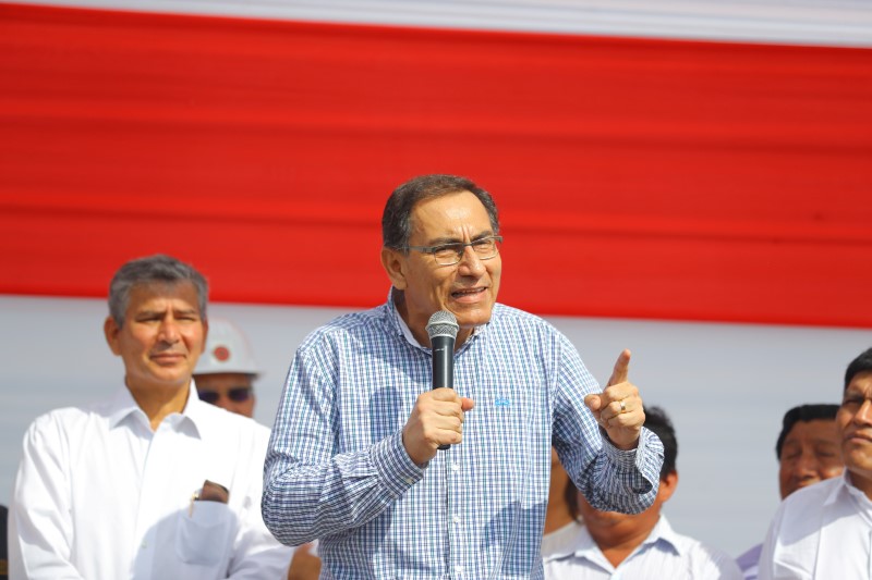 © Reuters. Presidente peruano Martín Vizcarra visita vítimas de enchente na cidade de Piura