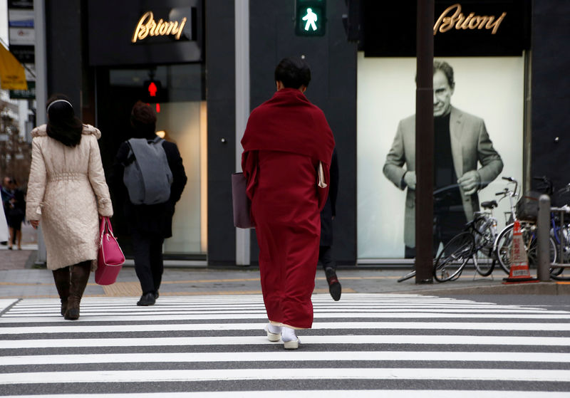 © Reuters. FILE PHOTO: Woman in a Kimono makes her way at a shopping district in Tokyo