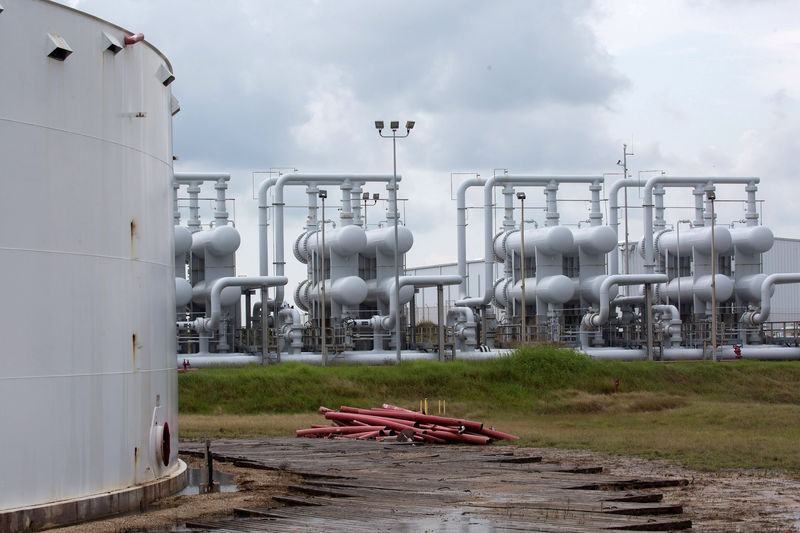 © Reuters. FILE PHOTO: An oil storage tank and crude oil pipeline equipment at the Strategic Petroleum Reserve in Freeport