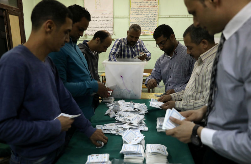 © Reuters. Electoral workers sort ballots to count votes after polls closed during the presidential election in Cairo