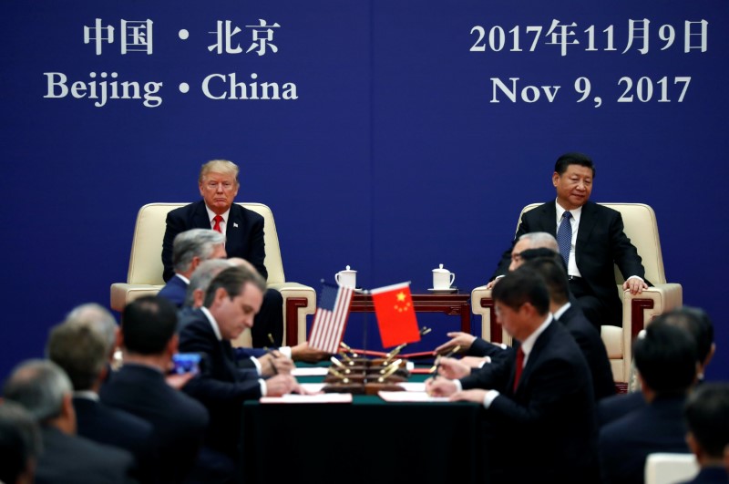 © Reuters. Foto de archivo: El presidente de Estados Unidos, Donald Trump, y el mandatario chino, Xi Jinping, se reúnen con líderes empresariales en el Gran Palacio del Pueblo en Pekín, China